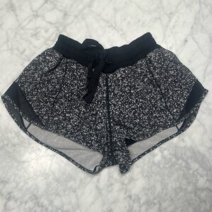 Lululemon Low-Rise Lined Short 2.5 Inch